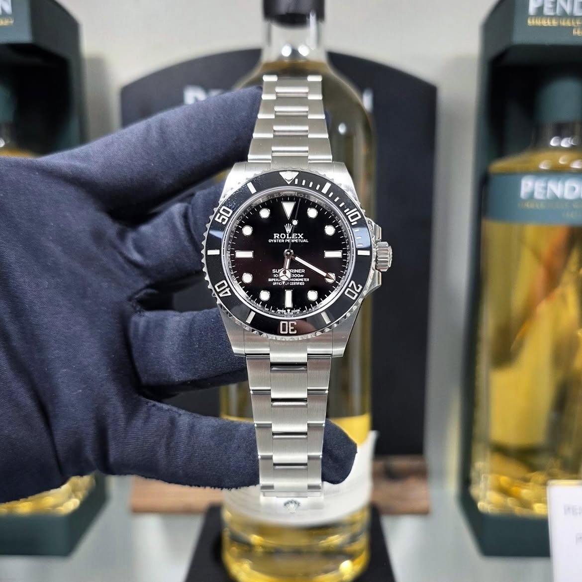 Pre-owned Rolex Submariner watch detail
